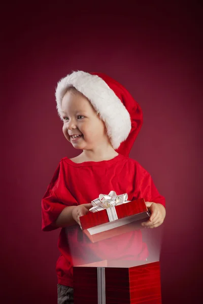 Dos feliz chico abierto navidad regalo caja — Foto de Stock