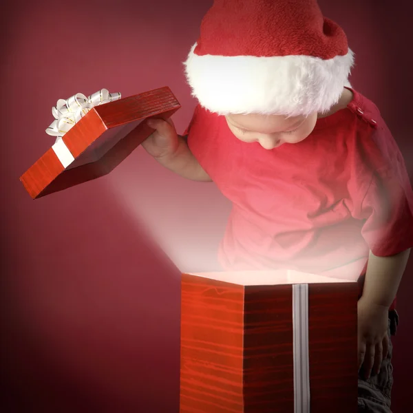 Dois menino feliz abrir caixa de presente de Natal — Fotografia de Stock