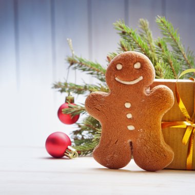 gingerbread Noel ağacı ve hediyeler masada