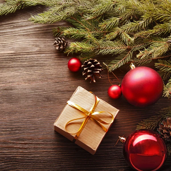 Árbol de Navidad con caja de regalo y decoraciones sobre fondo de madera — Foto de Stock