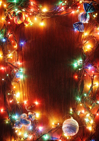 Guirlandes de Noël de lampes sur un fond en bois . — Photo