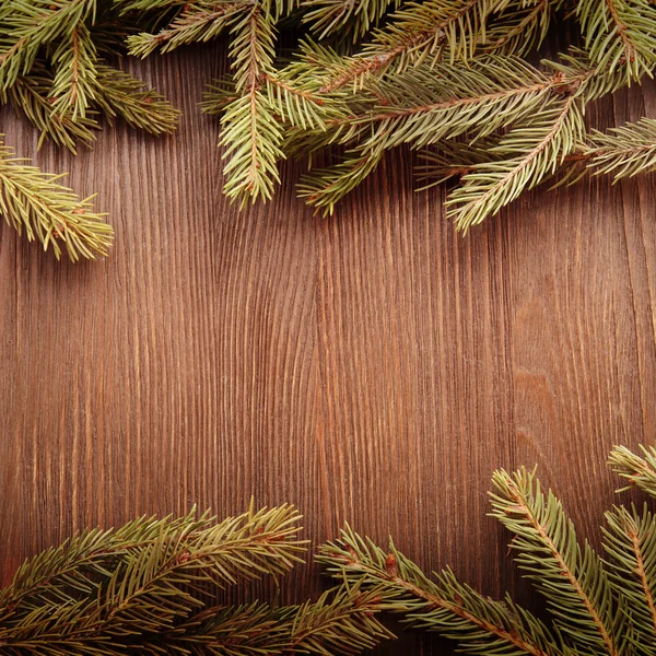 Árbol de Navidad sobre fondo de madera —  Fotos de Stock