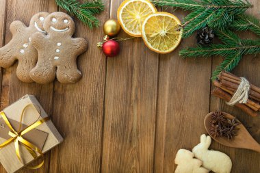 gingerbread Noel ağacı ve hediyeler masada