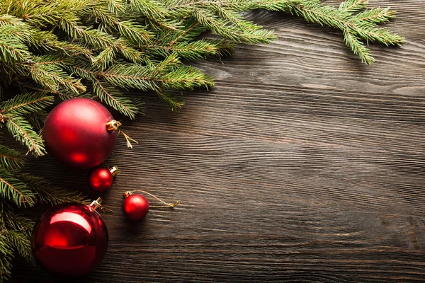 Weihnachtsbaum und Dekoration auf Holzgrund — Stockfoto