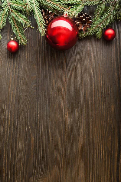 Kerstboom en decoraties op houten ondergrond — Stockfoto