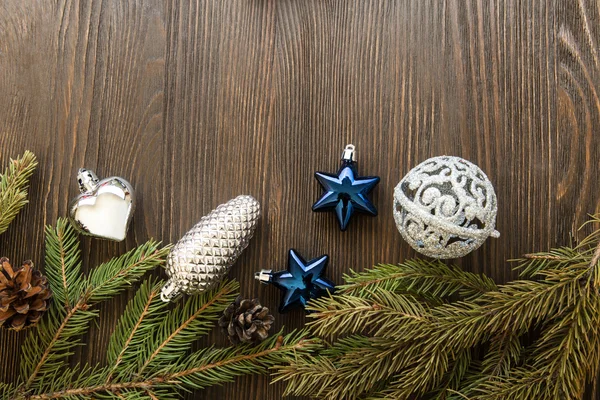 Árvore de natal e decorações em fundo de madeira — Fotografia de Stock