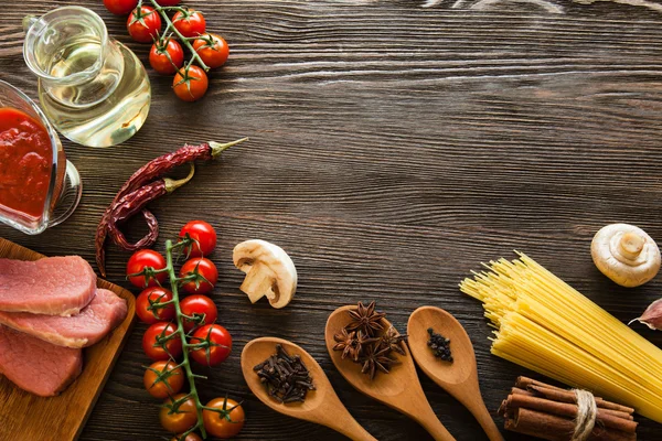 Tout sur la table en bois pour la préparation de aiguë italienne sa — Photo