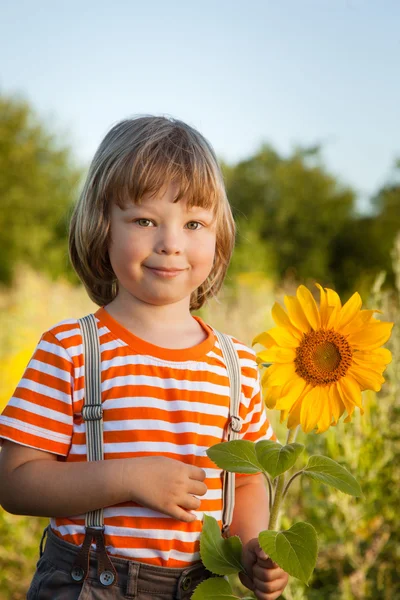 Happy boy with sunflower — Stock Photo, Image