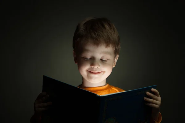 Jongen lezen boek — Stockfoto