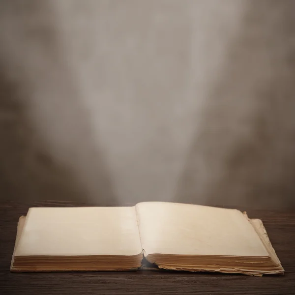 Eski açık kitap ışık demeti sayfa aydınlatır — Stok fotoğraf