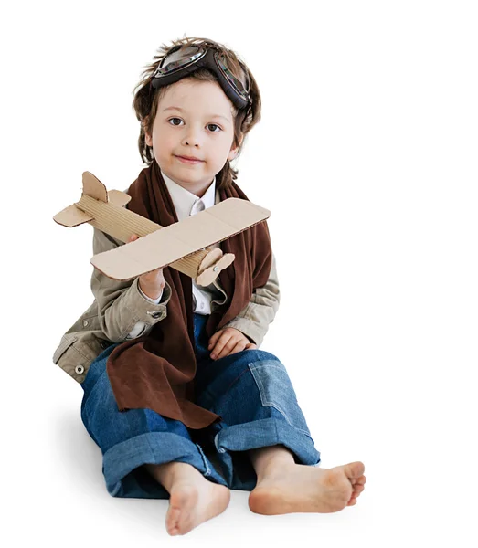 Ragazzo con aeroplano in mano — Foto Stock