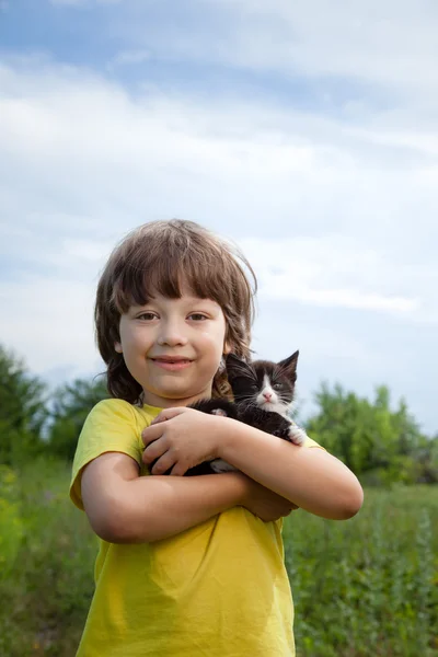 Niño feliz con un gatito — Foto de Stock