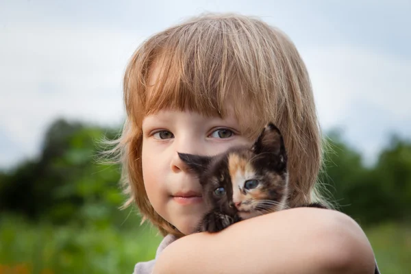 Enfant heureux avec un chaton — Photo