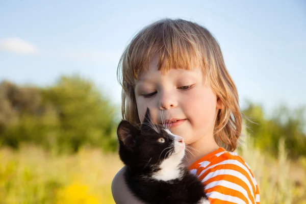 Bir yavru kedi ile mutlu çocuk — Stok fotoğraf