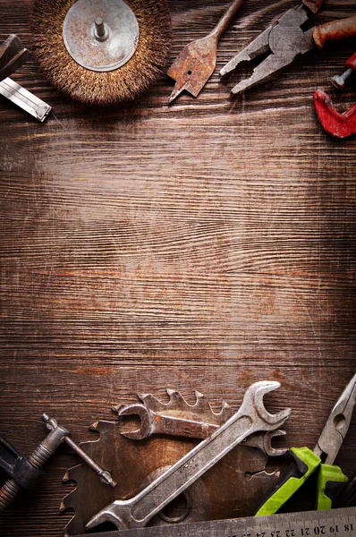 Vecchi strumenti grungy su uno sfondo di legno — Foto Stock