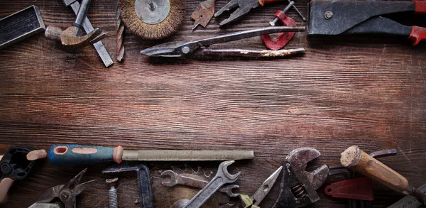 Nieczysty stare narzędzia na tle drewniane — Zdjęcie stockowe