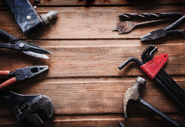 Grungy oude tools op een houten achtergrond — Stockfoto