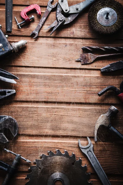 Grungy old tools on a wooden background — Stock Photo, Image