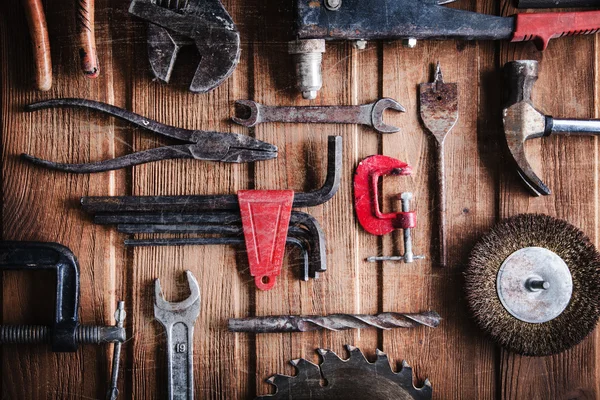 Grungy παλιά εργαλεία σε ξύλινα φόντο — Φωτογραφία Αρχείου