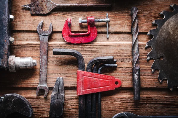 Vecchi strumenti grungy su uno sfondo di legno — Foto Stock