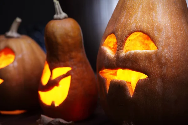 Jack o lanterne Halloween zucca faccia su sfondo di legno — Foto Stock