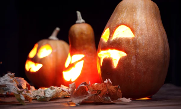 Jack o lanterne Halloween zucca faccia su sfondo di legno — Foto Stock