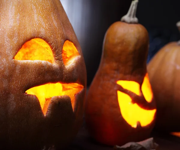 Jack o lanterne Halloween zucca faccia su sfondo di legno — Foto Stock