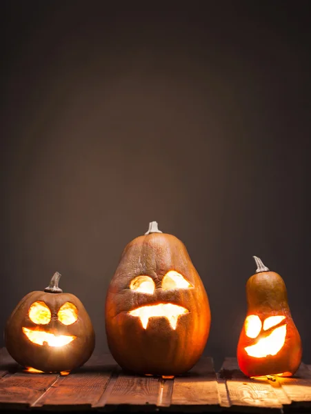 Jack o lanterne Halloween zucca faccia su sfondo di legno — Foto Stock