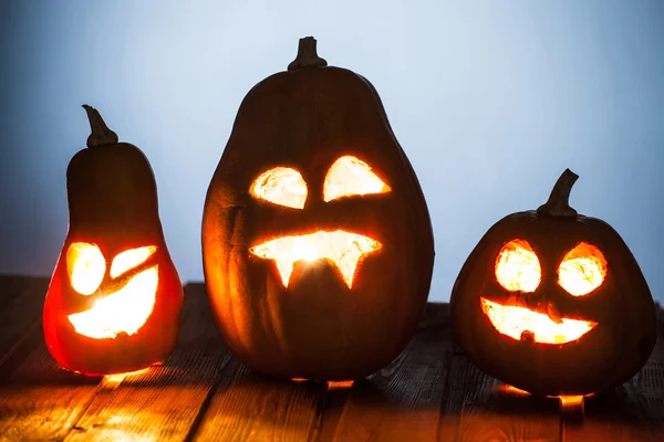 Jack o Laternen Halloween Kürbisgesicht auf Holzgrund — Stockfoto