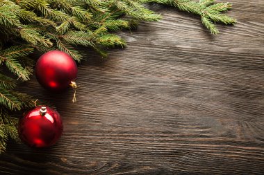 Noel ağacı ve ahşap arka planda süslemeler