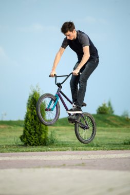genç bir bisiklet üzerinde