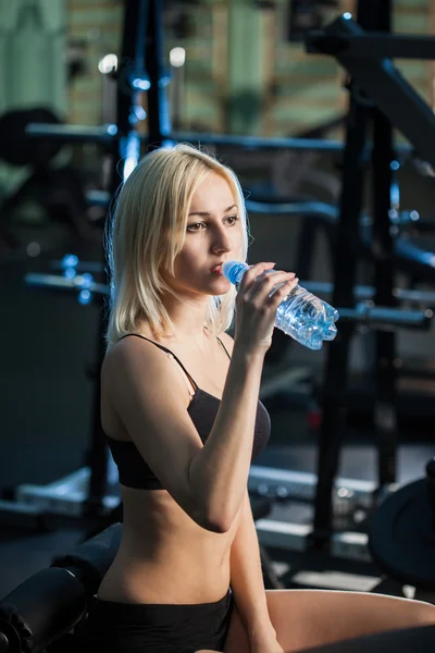 Meisje in gym drinkwater — Stockfoto