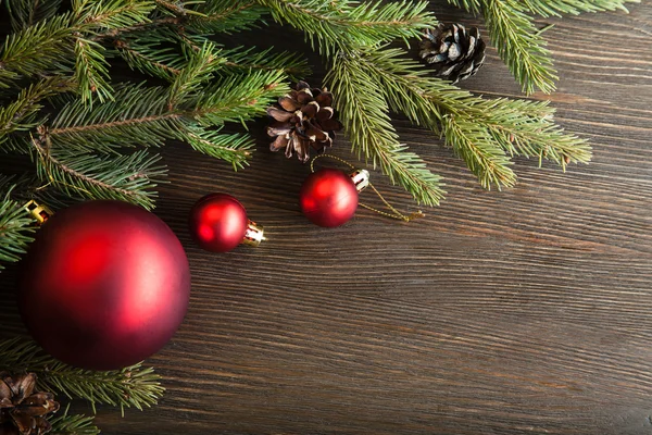 Kerstboom en decoraties op houten ondergrond — Stockfoto