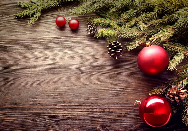 Рождественская елка и украшения на деревянном фоне — стоковое фото