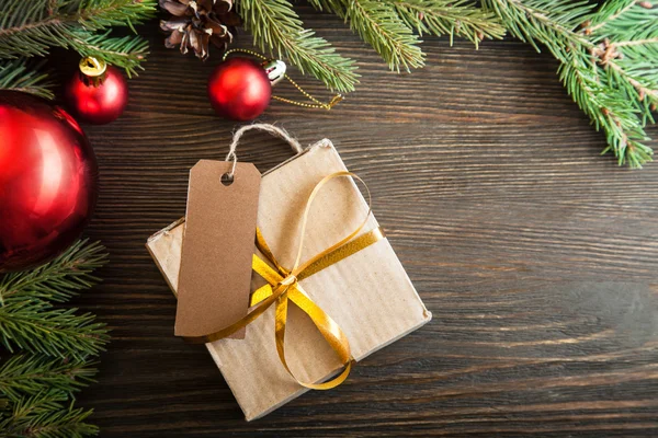 Árbol de Navidad con caja de regalo y decoraciones sobre fondo de madera — Foto de Stock