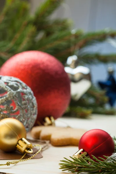 Árbol de Navidad con decoraciones sobre fondo de madera — Foto de Stock