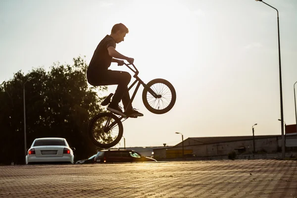 10 代の自転車に乗って — ストック写真