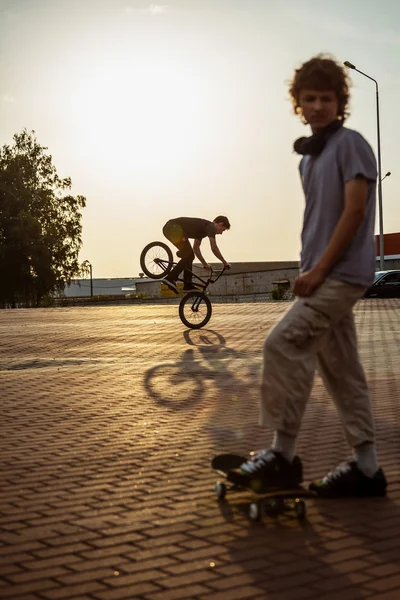 Adolescente em uma bicicleta — Fotografia de Stock