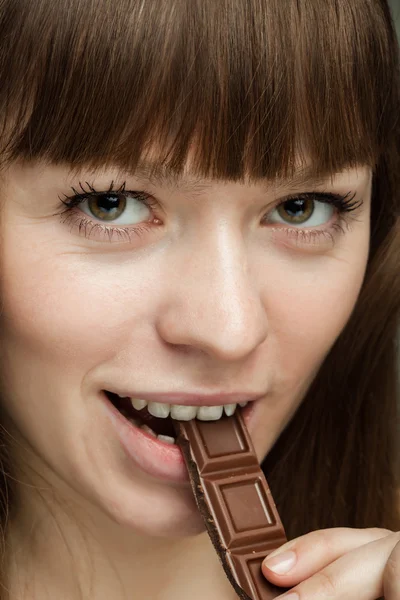 Chica con barra de chokolate — Foto de Stock