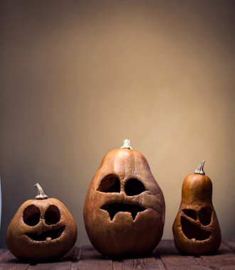 Fenerlerin valesi, tahta arka planda Cadılar Bayramı kabağı suratı