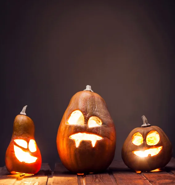Jack o lámpások Halloween tök arc fából készült háttér — Stock Fotó