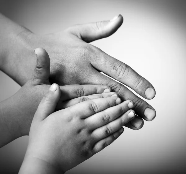 Niños y adultos manos sobre un fondo blanco — Foto de Stock