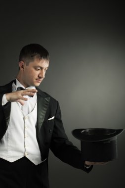 Sihirbaz holding sihirli şapka