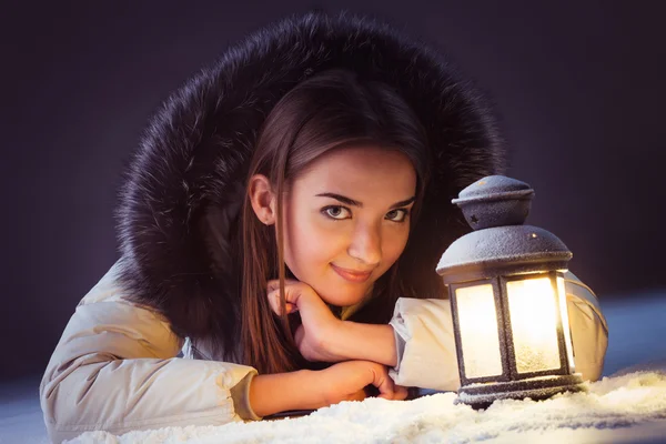 Beautiful girl on winter snow with lantern — Stock Photo, Image