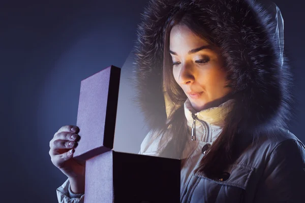 Beauté fille avec boîte cadeau rouge — Photo