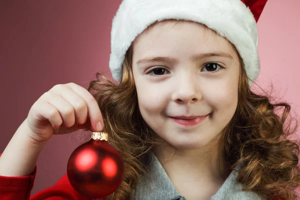 Menina com bola de Natal — Fotografia de Stock