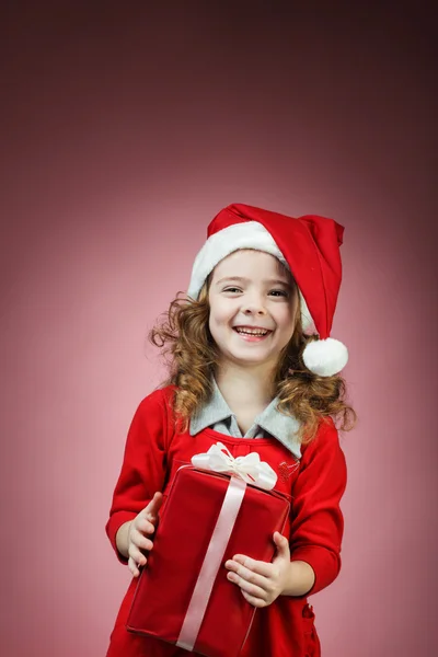 Menina feliz abrir caixa de presente vermelho — Fotografia de Stock