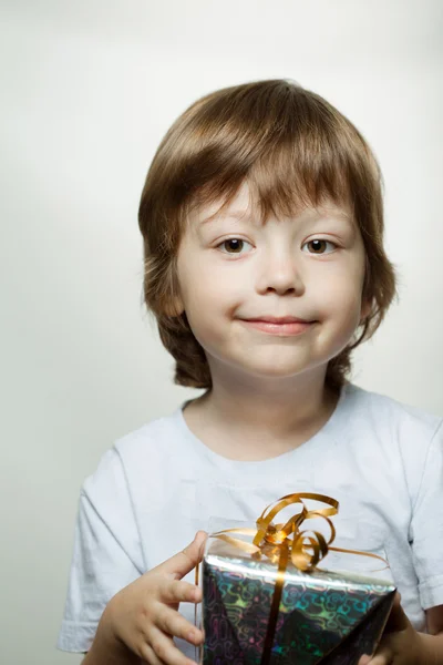 Gelukkige jongen met doos van de gift — Stockfoto