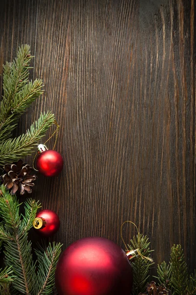 Árbol de Navidad y decoraciones sobre fondo de madera — Foto de Stock