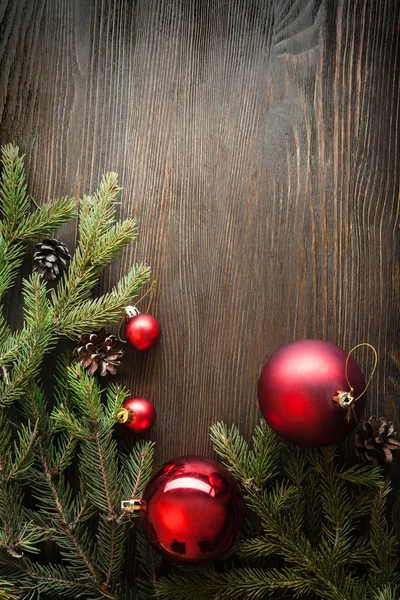 Árvore de natal e decorações em fundo de madeira — Fotografia de Stock